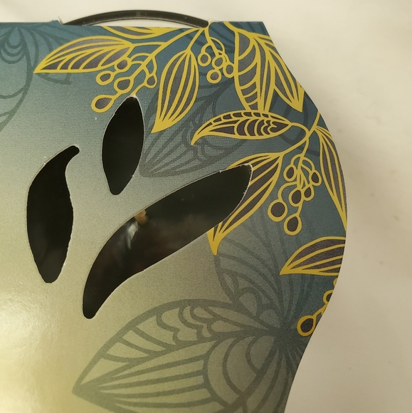 Candles warm flannel embrace - Picture 3 of 4